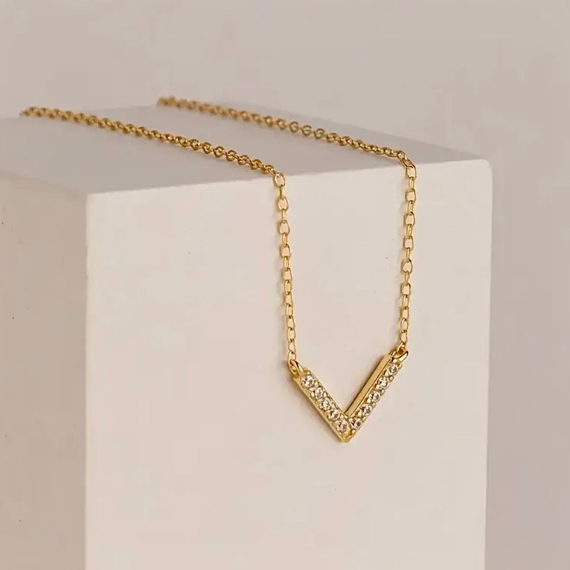 Vera Pendant Necklace