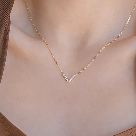 Vera Pendant Necklace